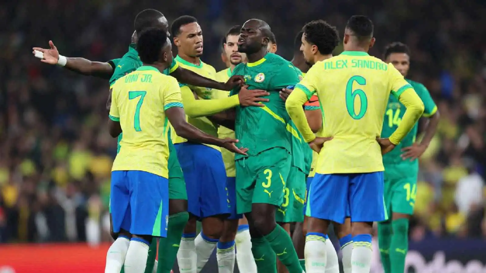 فينيسيوس يشتبك مع كوليبالي في مباراة البرازيل والسنغال (فيديو وصور)