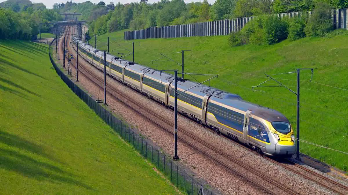 نجاة رجل بأعجوبة بعدما صدمه قطار وهو نائم (فيديو)