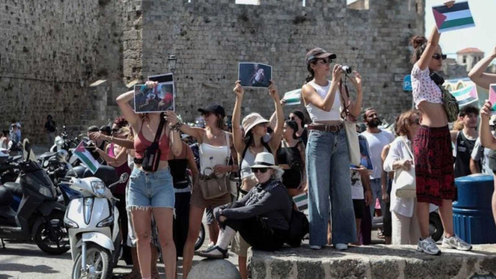 احتجاجات تستقبل سفينة سياحية إسرائيلية في جزيرة يونانية