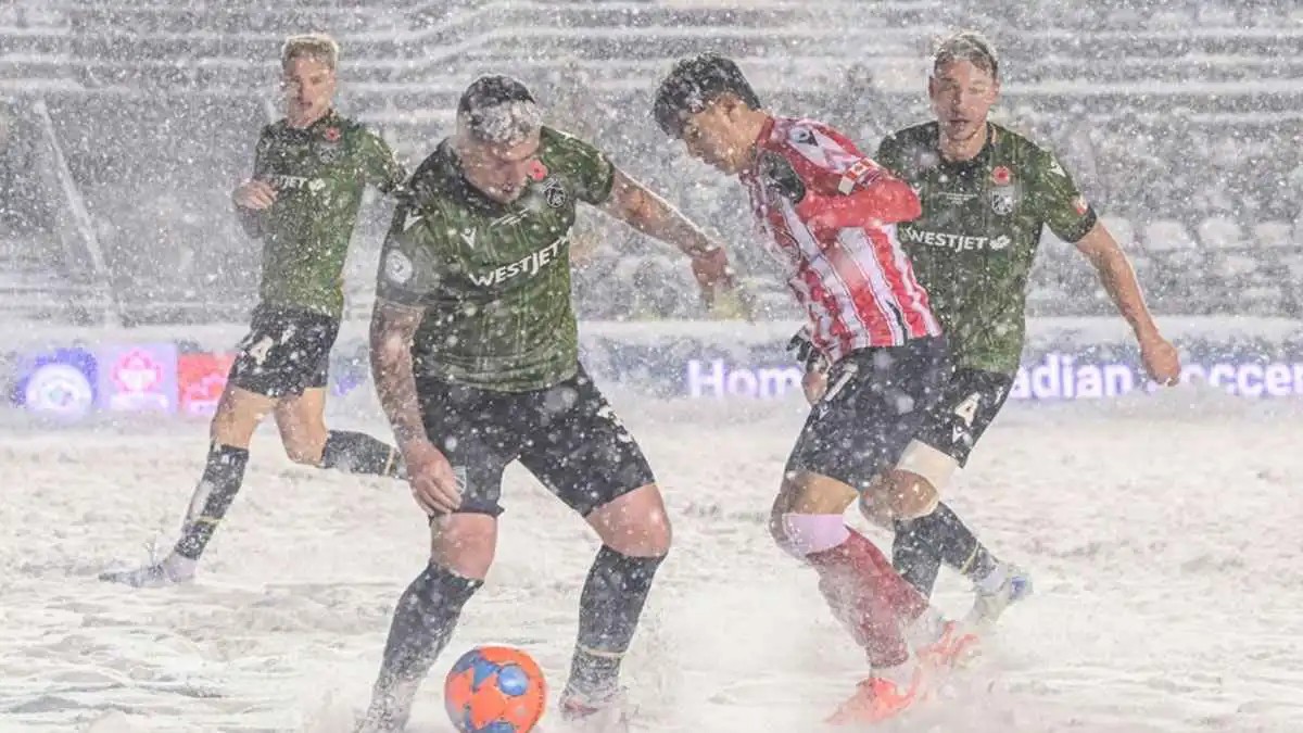 استمرت 4 ساعات.. عاصفة ثلجية تضرب مباراة مثيرة في نهائي الدوري الكندي (فيديو)