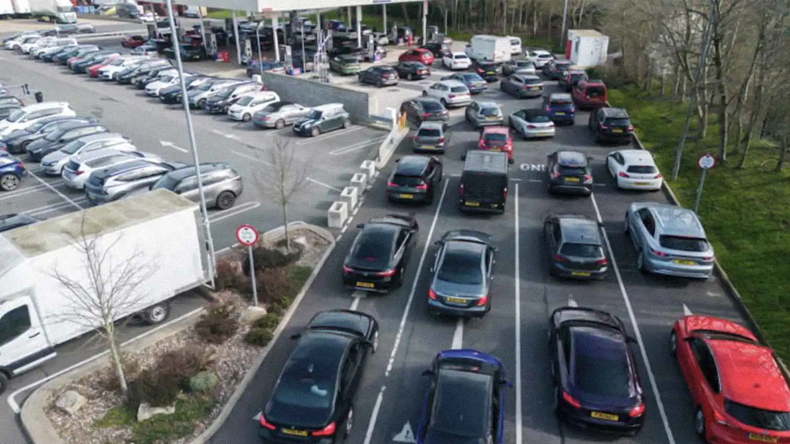 الطوابير عادت.. هل بدأت بريطانيا بأزمة "اختناق الوقود"؟ (فيديو إرم)