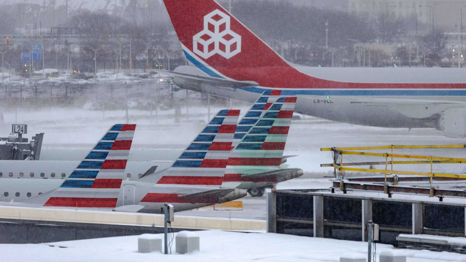 تقل 50 إيرانيا.. طائرة مهاجرين تغادر الولايات المتحدة