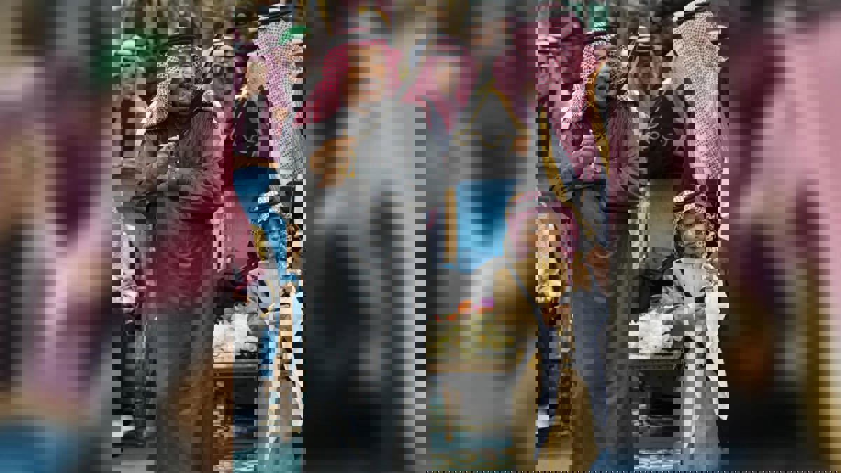 بحضور قادة مجلس التعاون.. الملك سلمان يؤدي رقصة العرضة خلال افتتاح حي "الطريف" (فيديو)