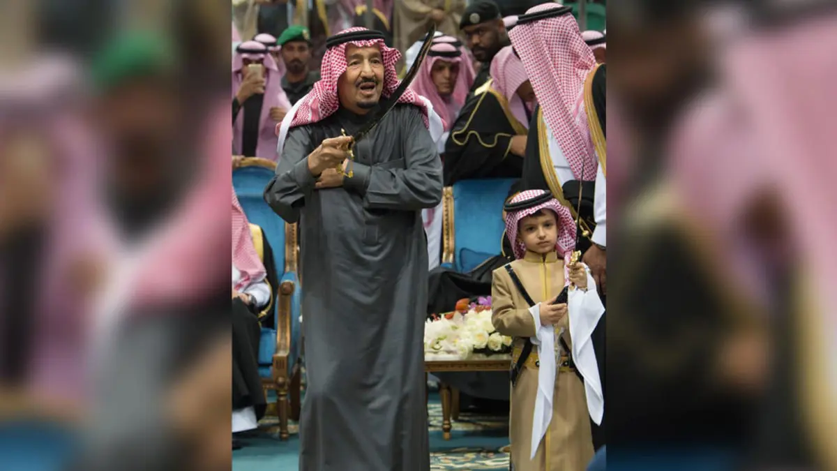 بحضور قادة مجلس التعاون.. الملك سلمان يؤدي رقصة العرضة خلال افتتاح حي "الطريف" (فيديو)