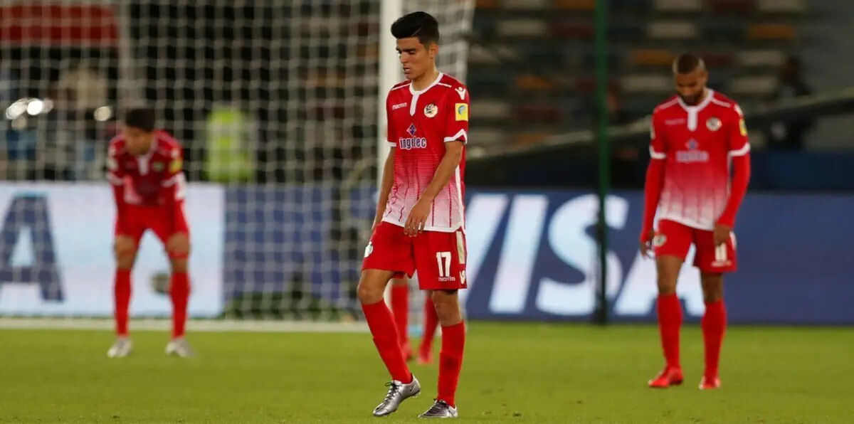 أشرف بن شرقي يكشف عن تلقيه عروضًا من النادي الأهلي والزمالك.. ويحدد مصيره