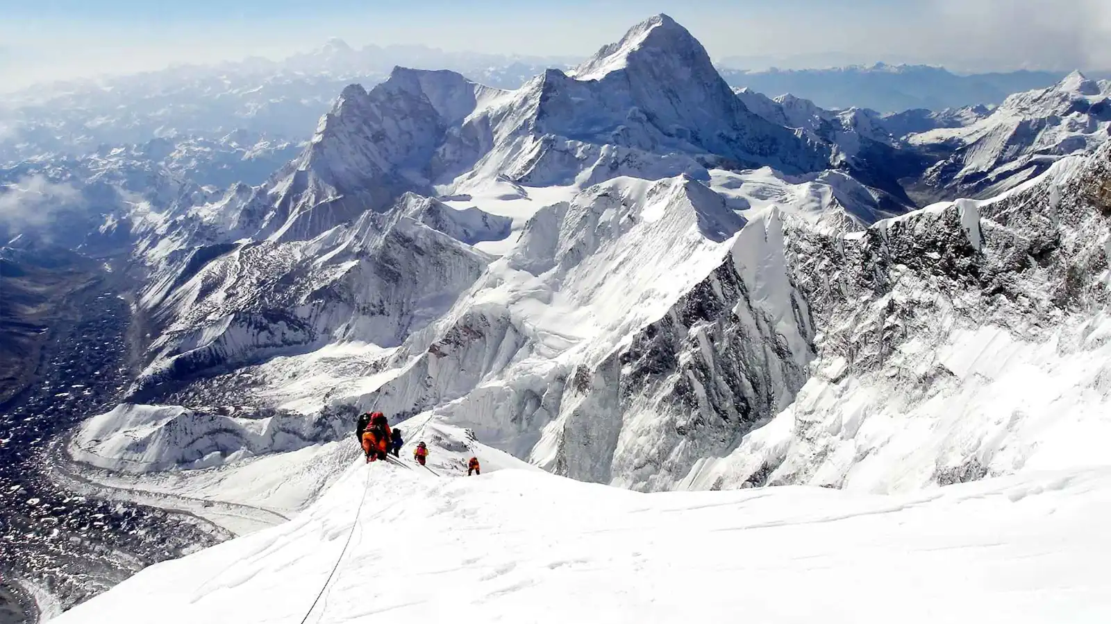 إنقاذ جميع المتنزهين الذين حوصروا في إيفرست بسبب الثلوج