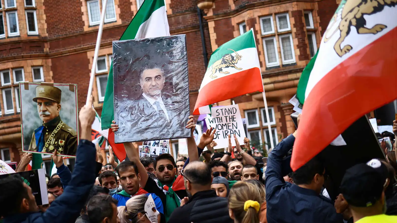 وعود فضفاضة.. هل خسرت واشنطن وتل أبيب ثقة الشارع الإيراني؟