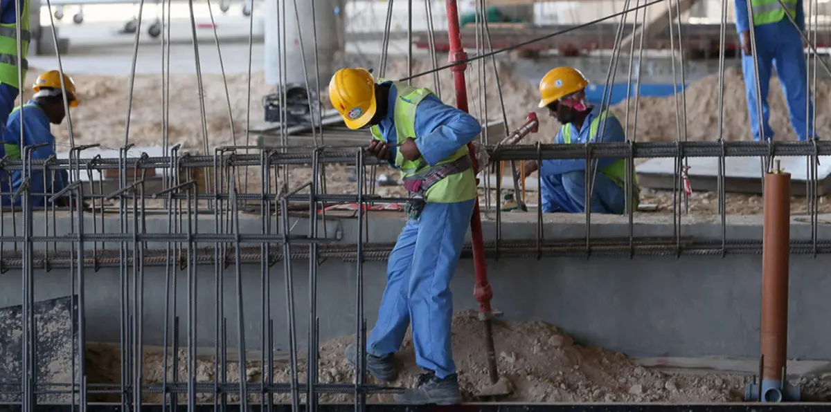 في محاولة لتحسين صورتها.. قطر تتجه لزيادة أجور العمال