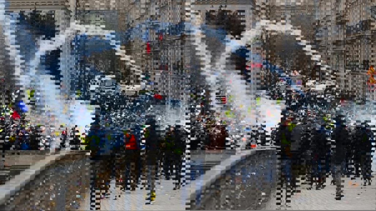 الحكومة الإيطالية تدعم "السترات الصفراء" في فرنسا