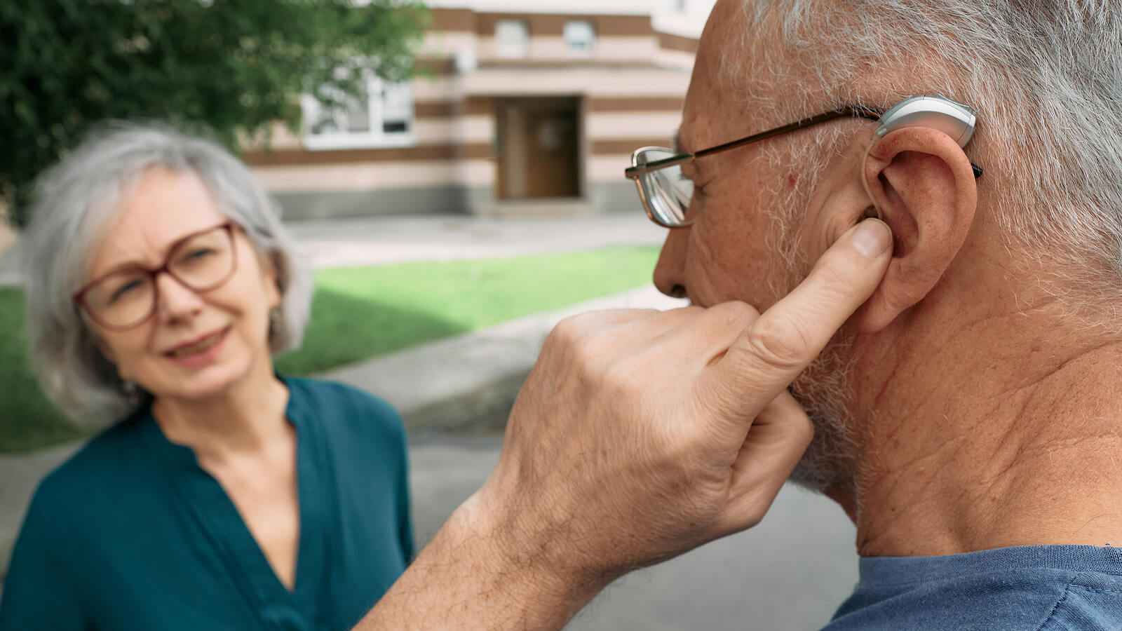 أجهزة السمع تقلل الشعور بالوحدة لدى كبار السن