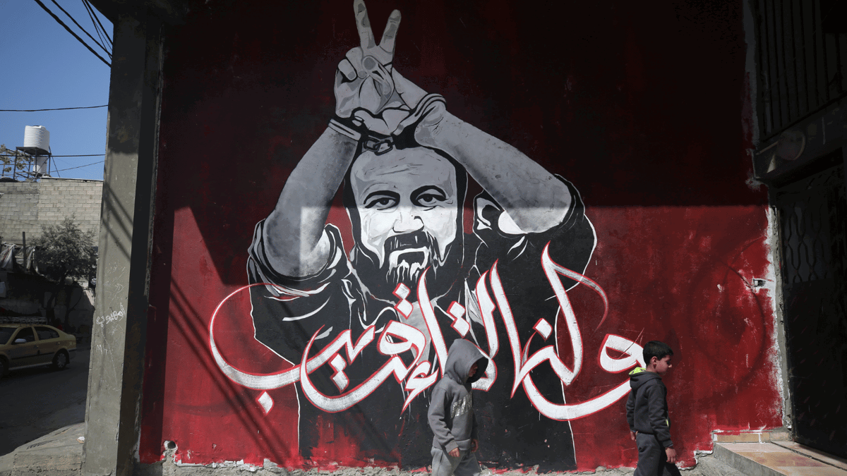 إعلام إسرائيلي: حماس تصر على شمول مروان البرغوثي في صفقة الأسرى