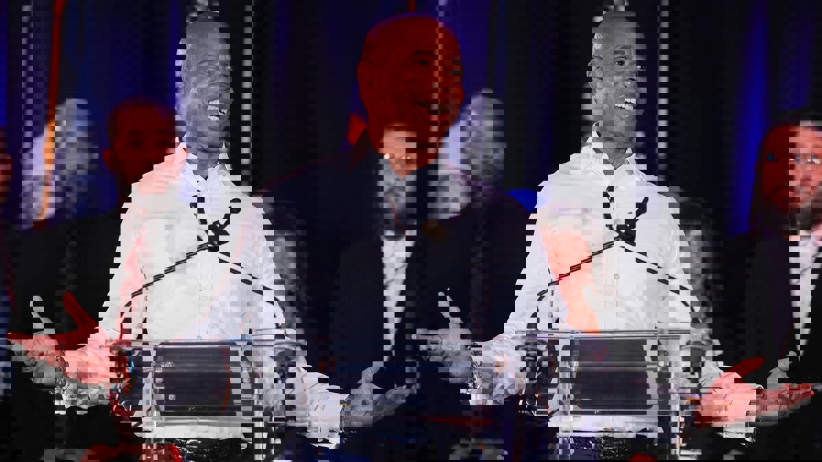 فوز الشرطي الأسود السابق إريك آدامز في انتخابات رئاسة بلدية نيويورك