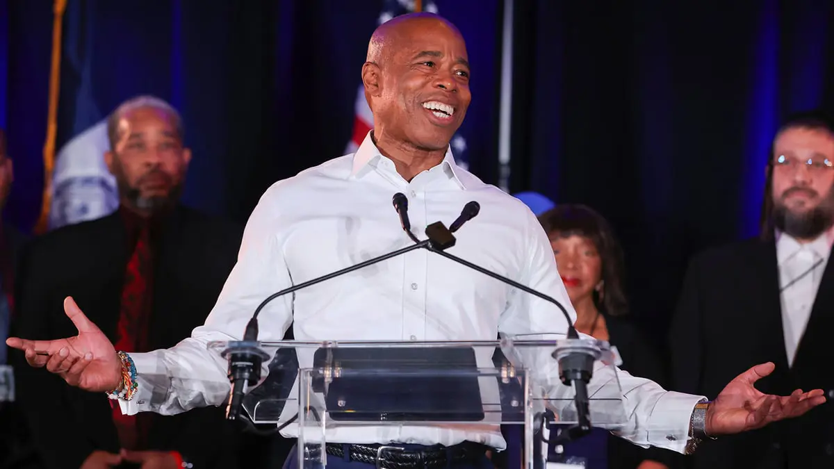 فوز الشرطي الأسود السابق إريك آدامز في انتخابات رئاسة بلدية نيويورك