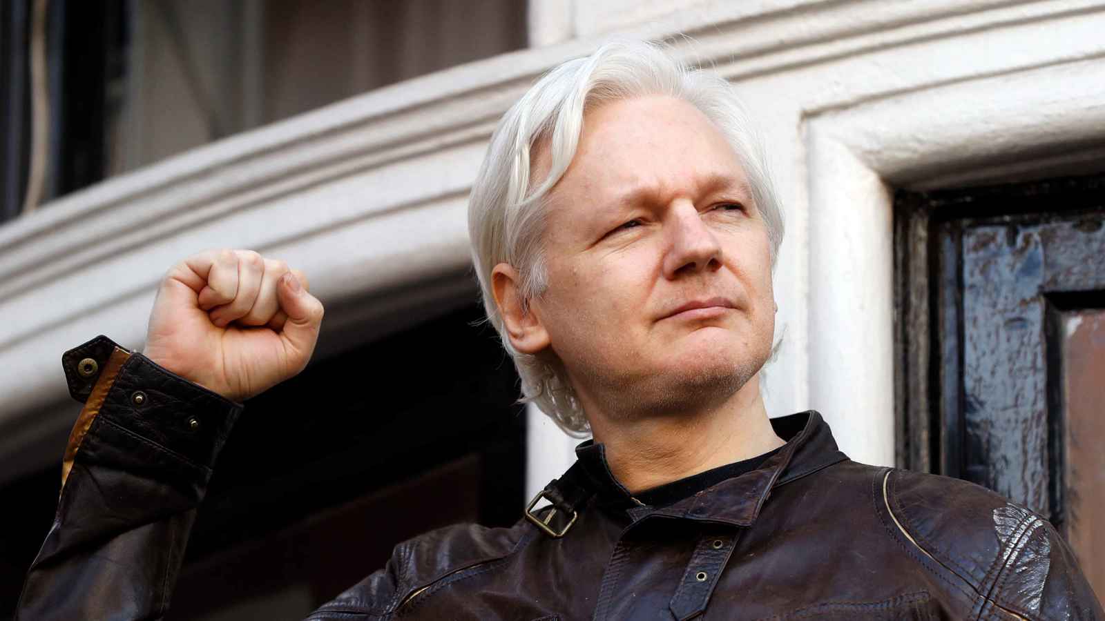 أسانج يرتدي قميصا بأسماء ضحايا أطفال غزة في مهرجان كان (صور)