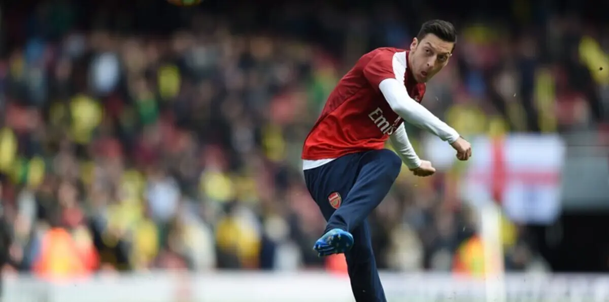 ماذا فعل أوزيل في مخيم لاجئين سوريين؟ (فيديو)