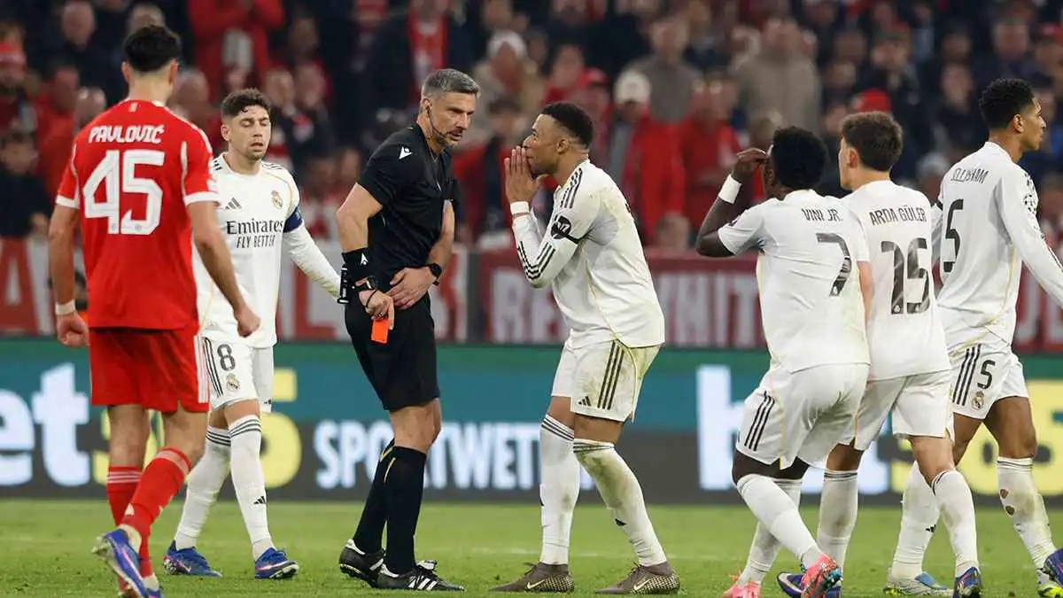 قرار كارثي تمامًا.. 3 خبراء تحكيم يحسمون الجدل حول طرد كامافينغا أمام بايرن