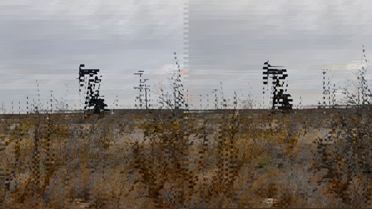 ارتفاع أسعار النفط مع تراجع المخزونات وتوقعات إيجابية للطلب