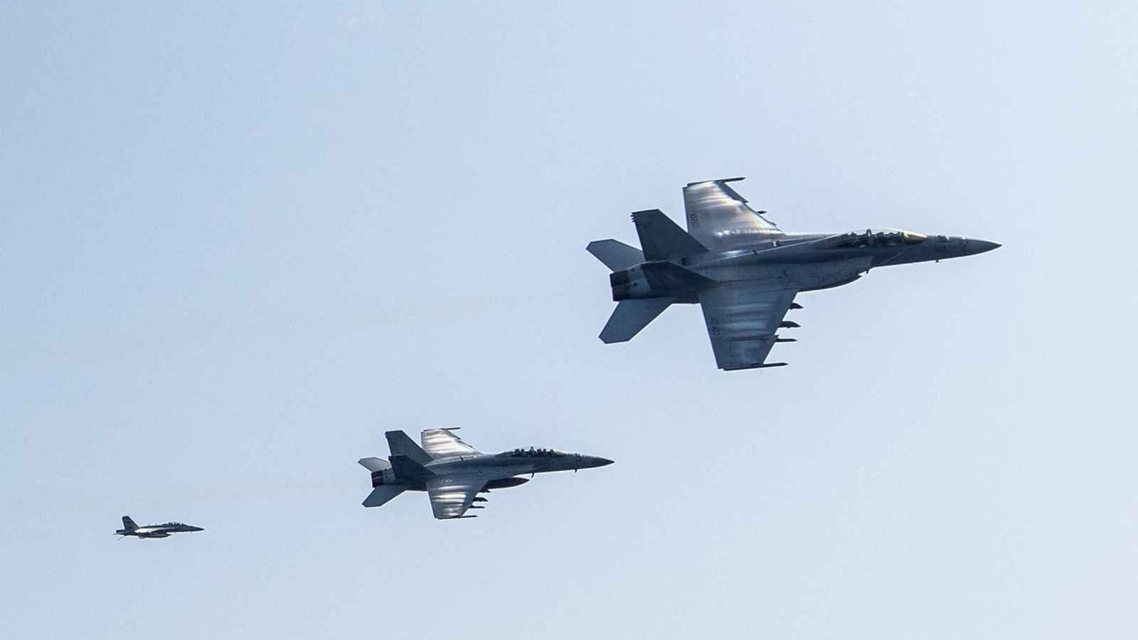 عقب طائرة التزود بالوقود.. مقاتلات أمريكية تتجه للشرق الأوسط