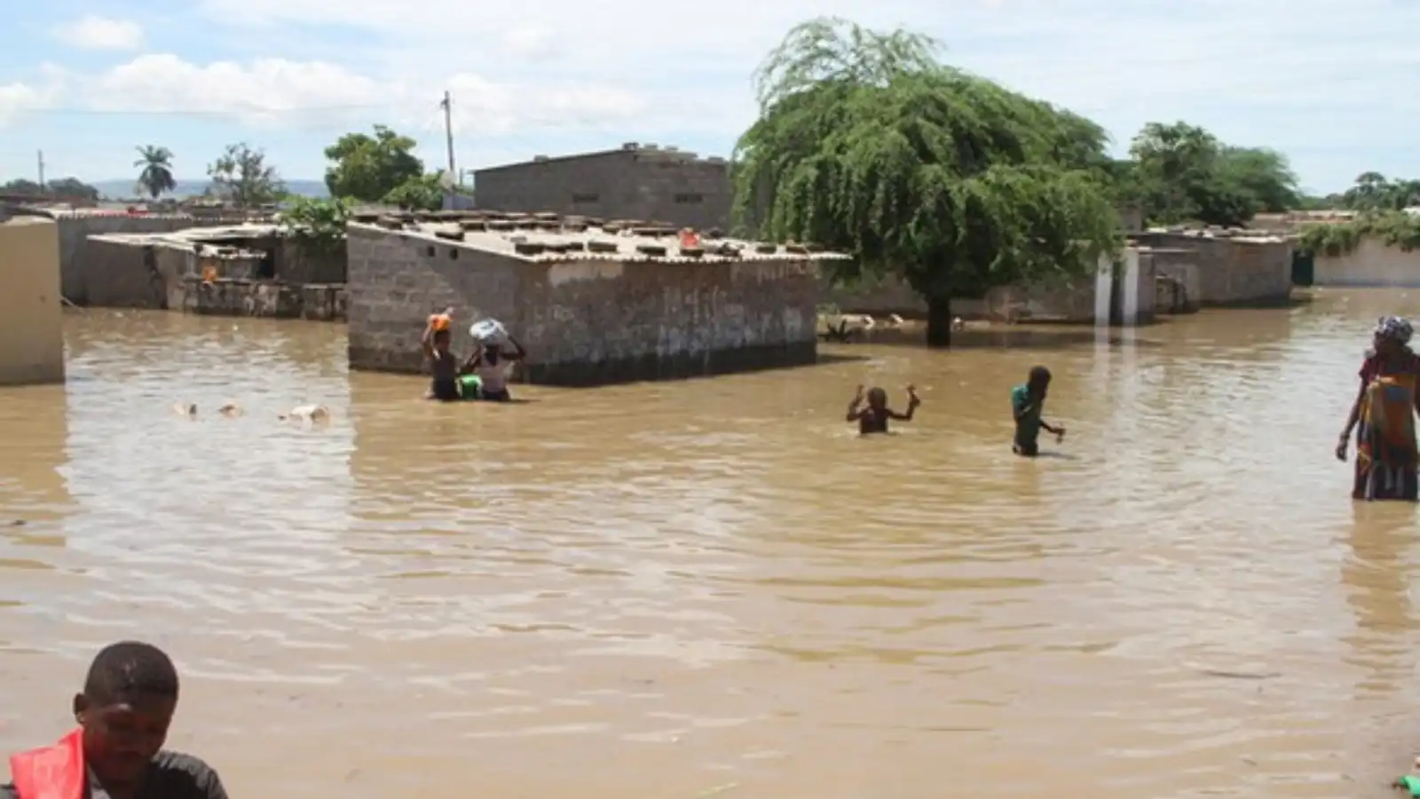 عشرات القتلى والمفقودين جراء فيضانات عارمة في أنغولا (فيديو)