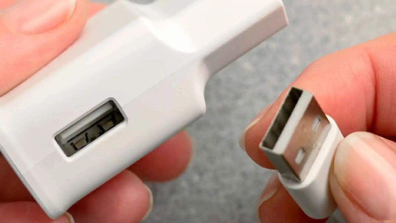 ماذا يعني اللون الأبيض لمنفذ "USB"؟