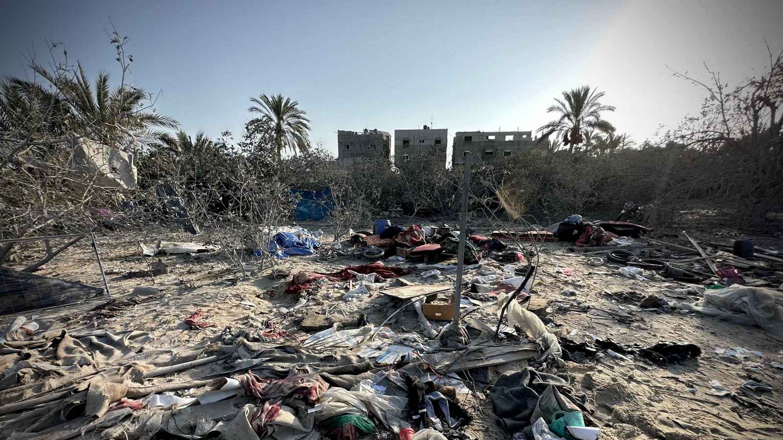 "اختلطت الأشلاء بالرمال".. إسرائيل تحول "المواصي" لمقبرة جماعية (صور)