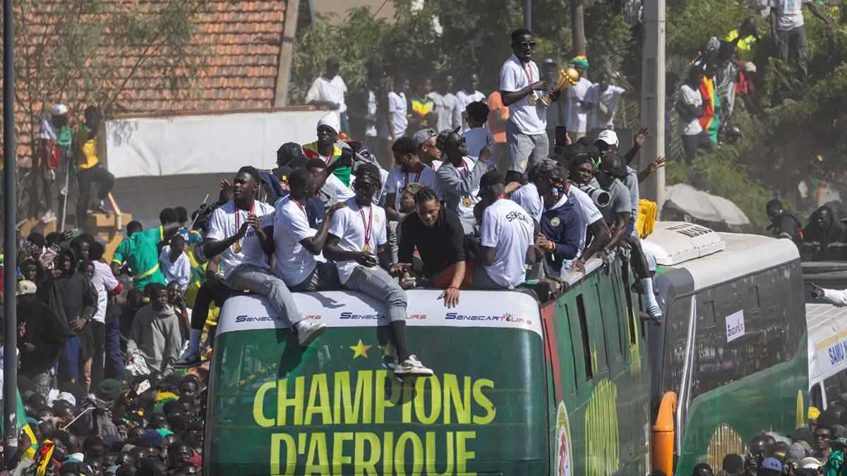 بعد سحبها منه.. منتخب السنغال يرفض إعادة كأس إفريقيا 