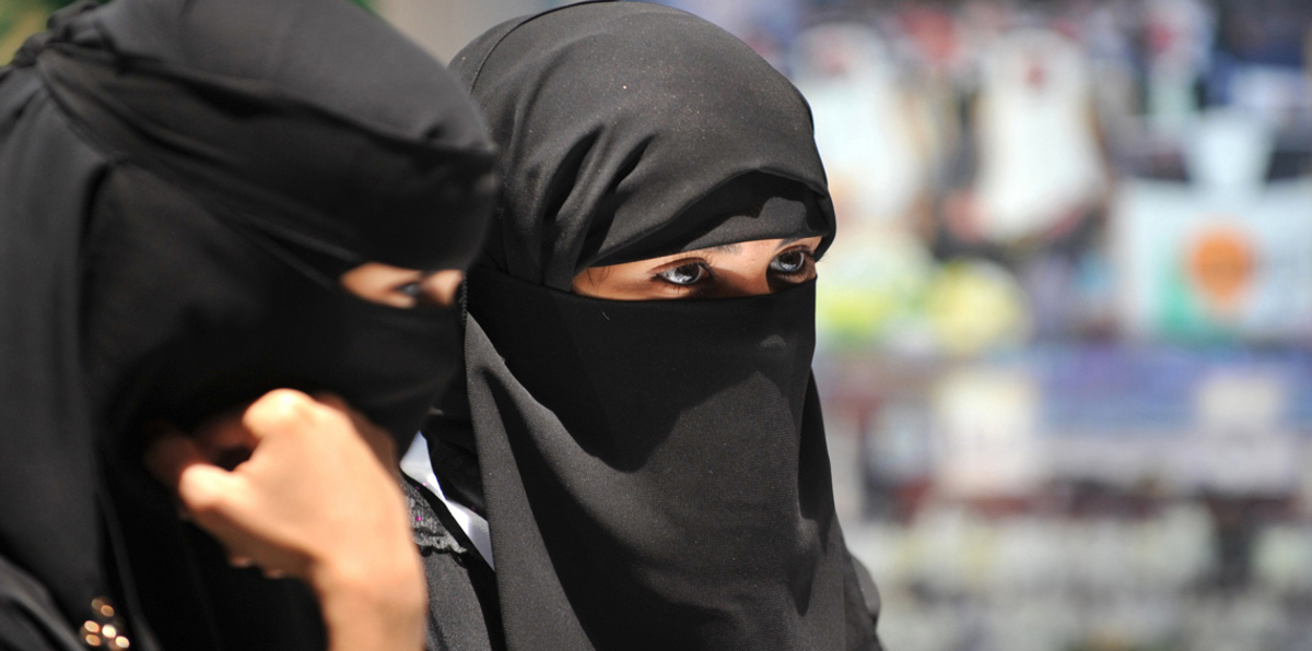 لماذا أقدمت معلمة في السعودية على تمزيق عباءات الطالبات أثناء تسلم شهاداتهن؟ (صورة)