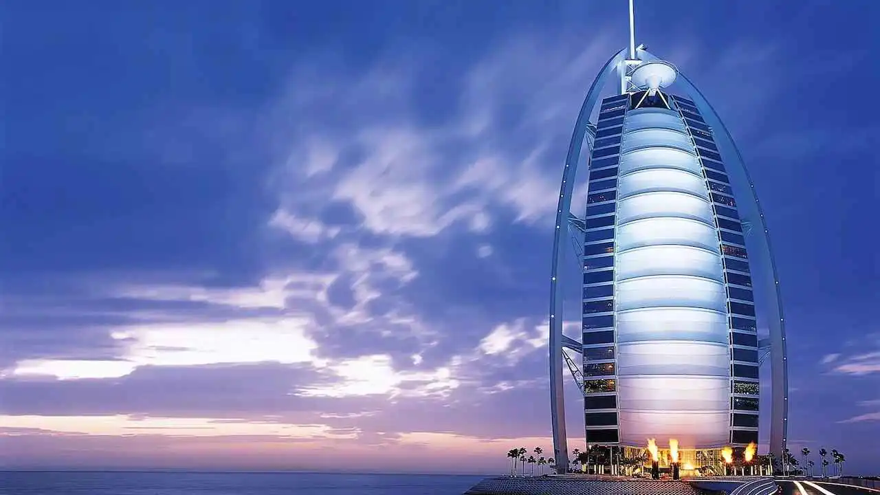 دبي.. السيطرة على حريق محدود في الواجهة الخارجية لـ"برج العرب"