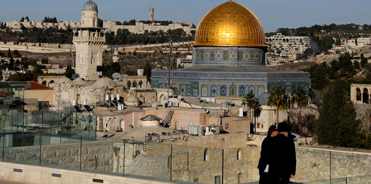 إسرائيل توقف تركيًا في القدس بسبب صورة مع علم بلده