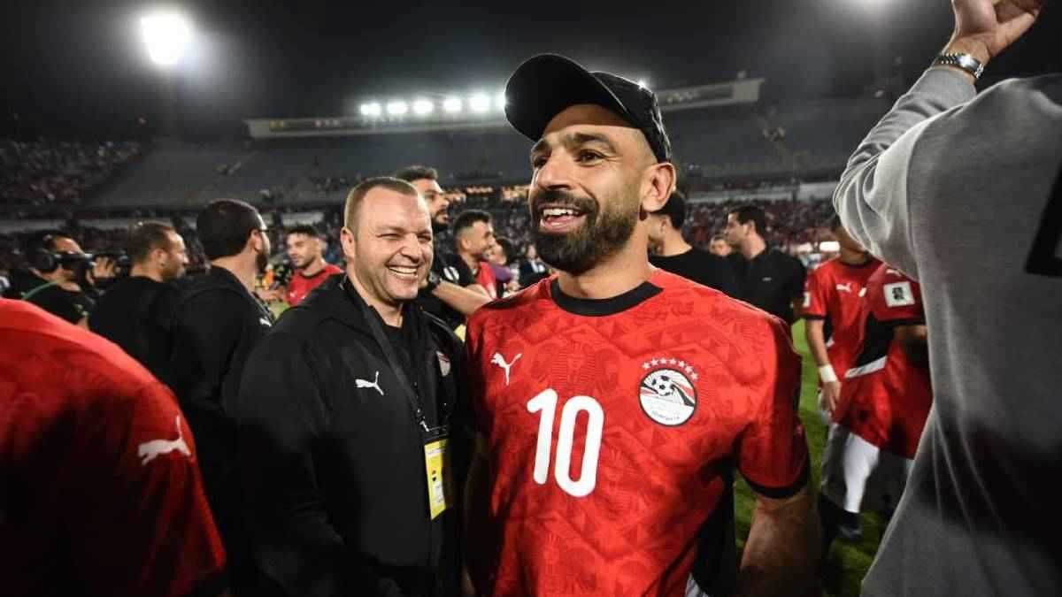 رد فعل محمد صلاح بعد منحه صورته بقميص أول فريق لعب له على الإطلاق (شاهد)