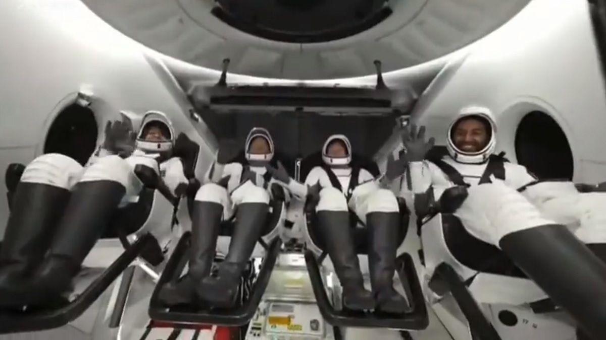 وصول ريانة برناوي وعلي القرني للأرض بعد نجاح المهمة الفضائية