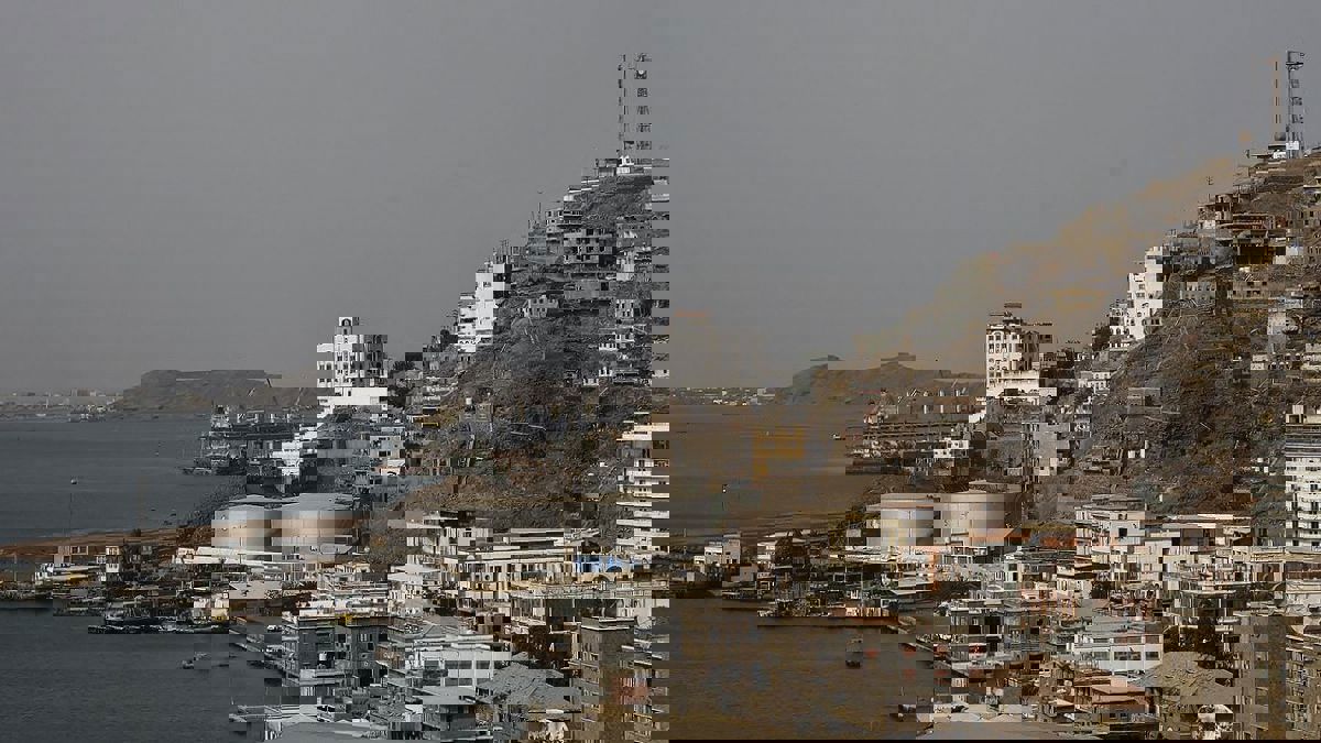 حريق في مصفاة عدن للنفط.. 64 عامًا بين العمل والتوقيف والتخريب