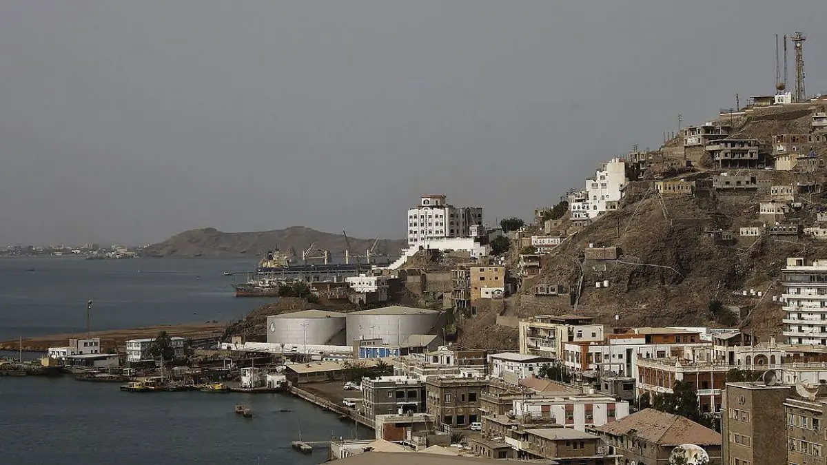 حريق في مصفاة عدن للنفط.. 64 عامًا بين العمل والتوقيف والتخريب