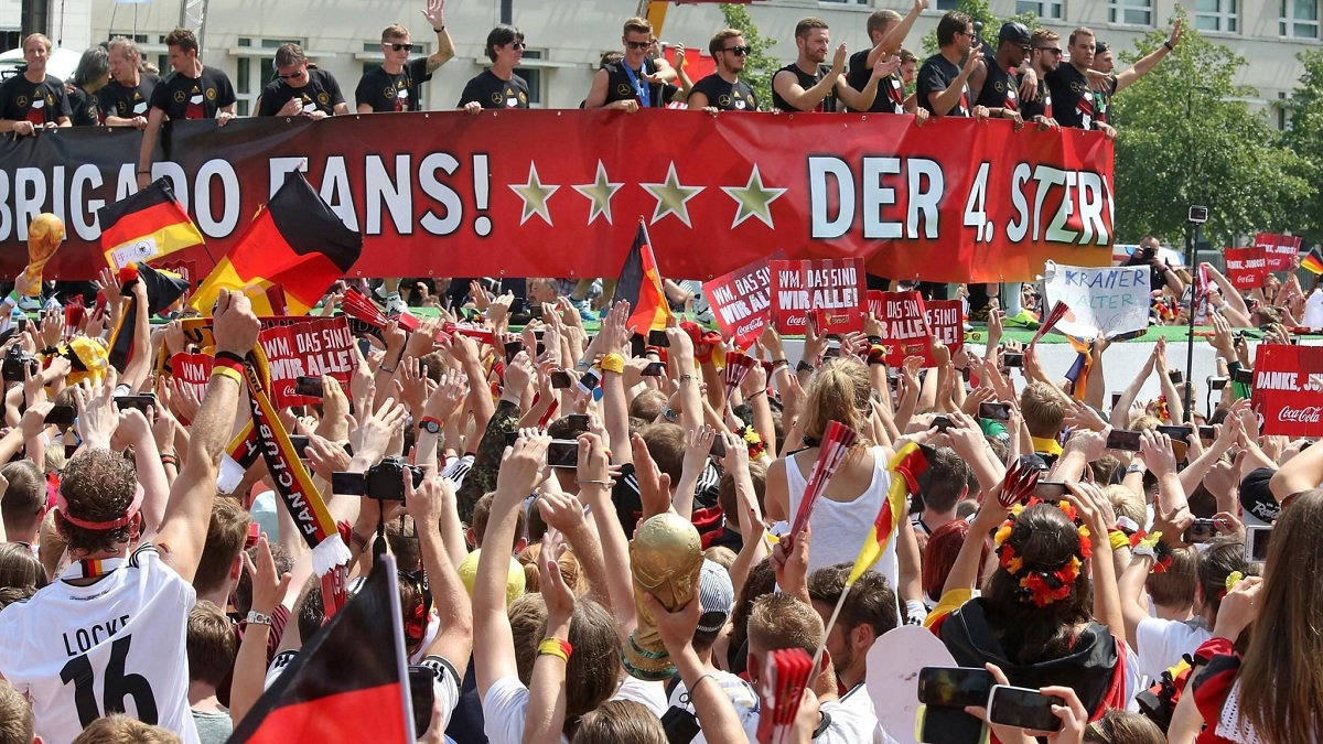 لا للجنس أو التقبيل.. تعرف على ضوابط استئناف الدوري الألماني