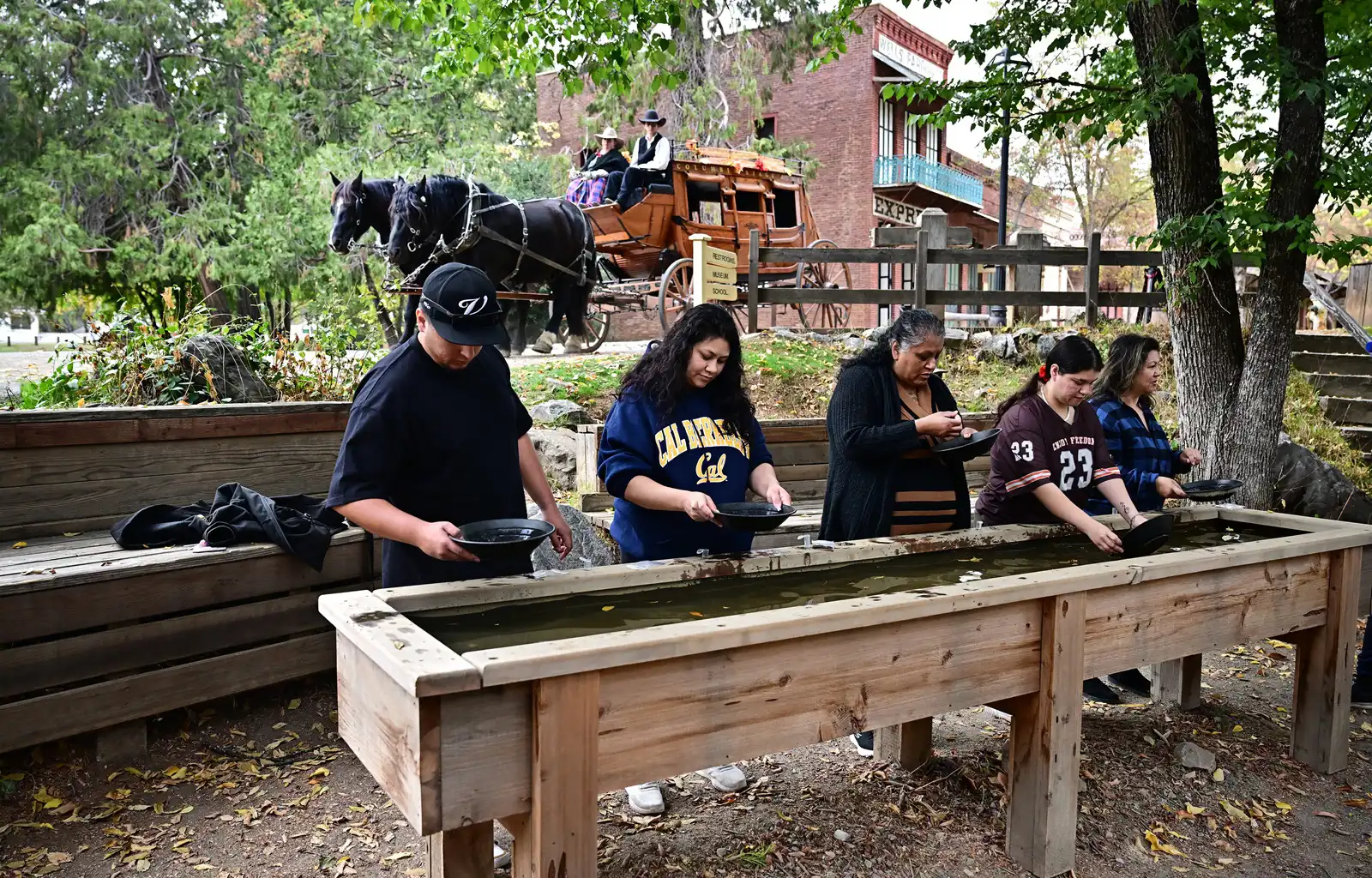 يقوم الناس باستخراج الذهب