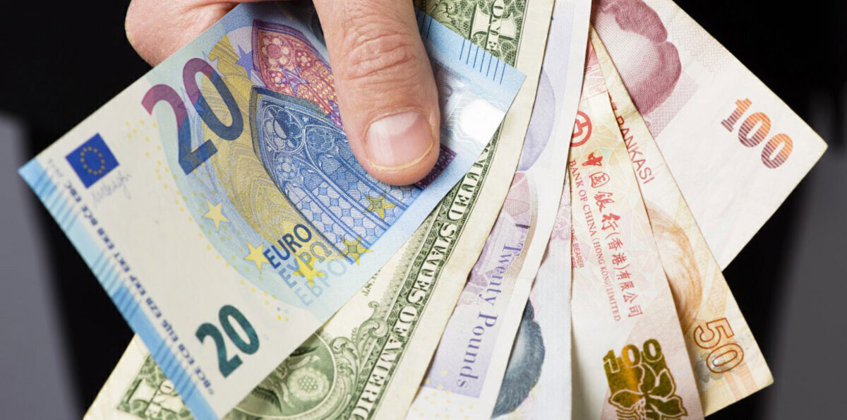 انخفاض عملة هونغ كونغ مقابل الدولار‎ لأدنى سعر في 33 عامًا