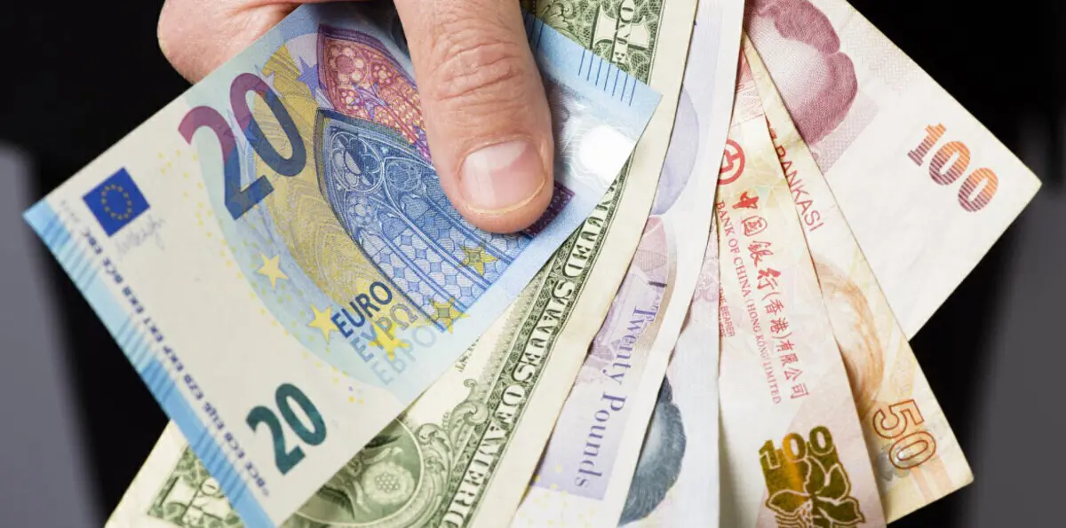 انخفاض عملة هونغ كونغ مقابل الدولار‎ لأدنى سعر في 33 عامًا