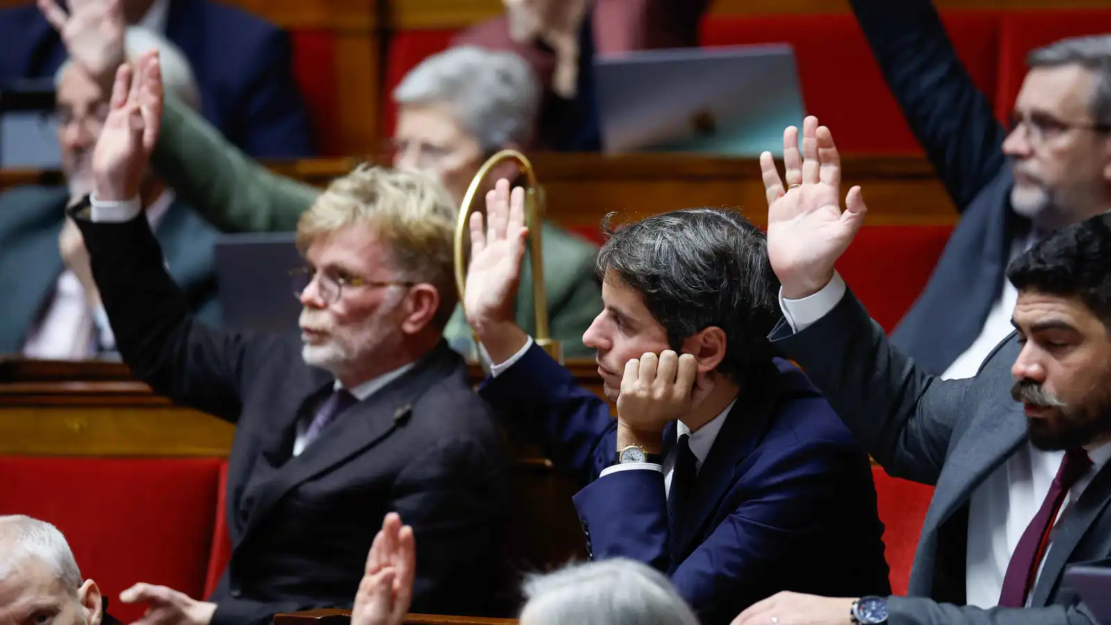 الحكومة الفرنسية تتجاوز أول اقتراح لحجب الثقة في البرلمان