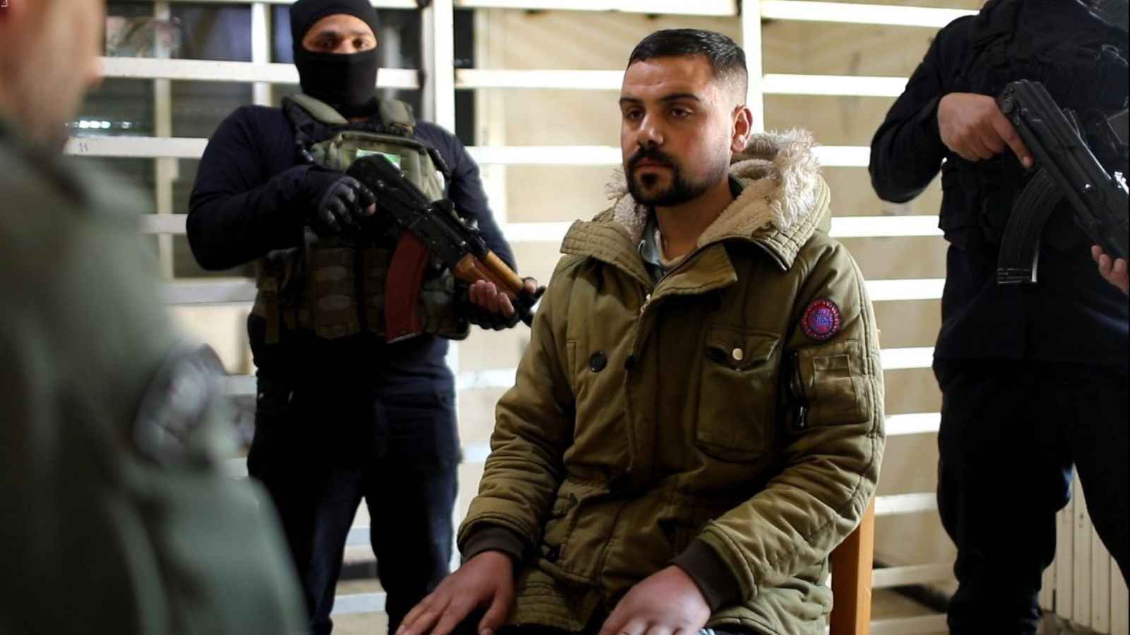 تورط بإلقاء البراميل المتفجرة.. اعتقال أحد عناصر "الفرقة 25" في سوريا (صور)