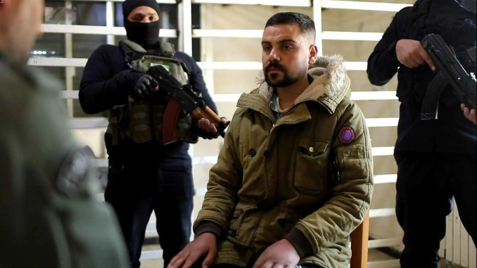 تورط بإلقاء البراميل المتفجرة.. اعتقال أحد عناصر "الفرقة 25" في سوريا (صور)