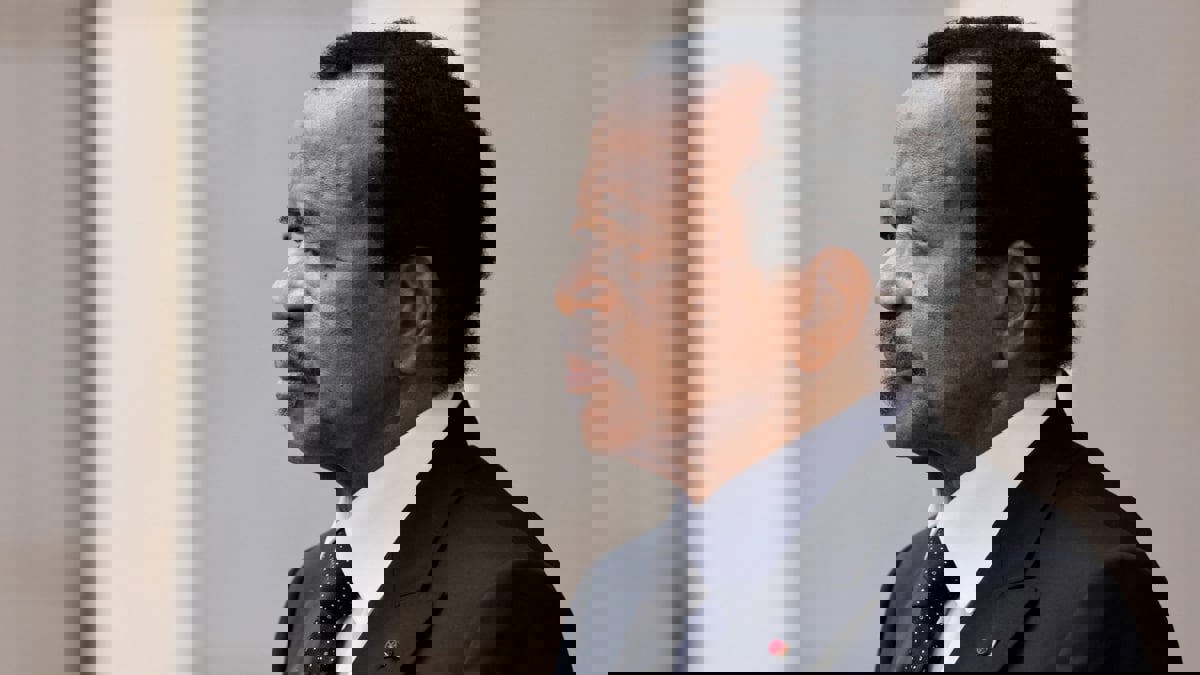 رئيس الكاميرون ينهي السلطة العسكرية على المخابرات