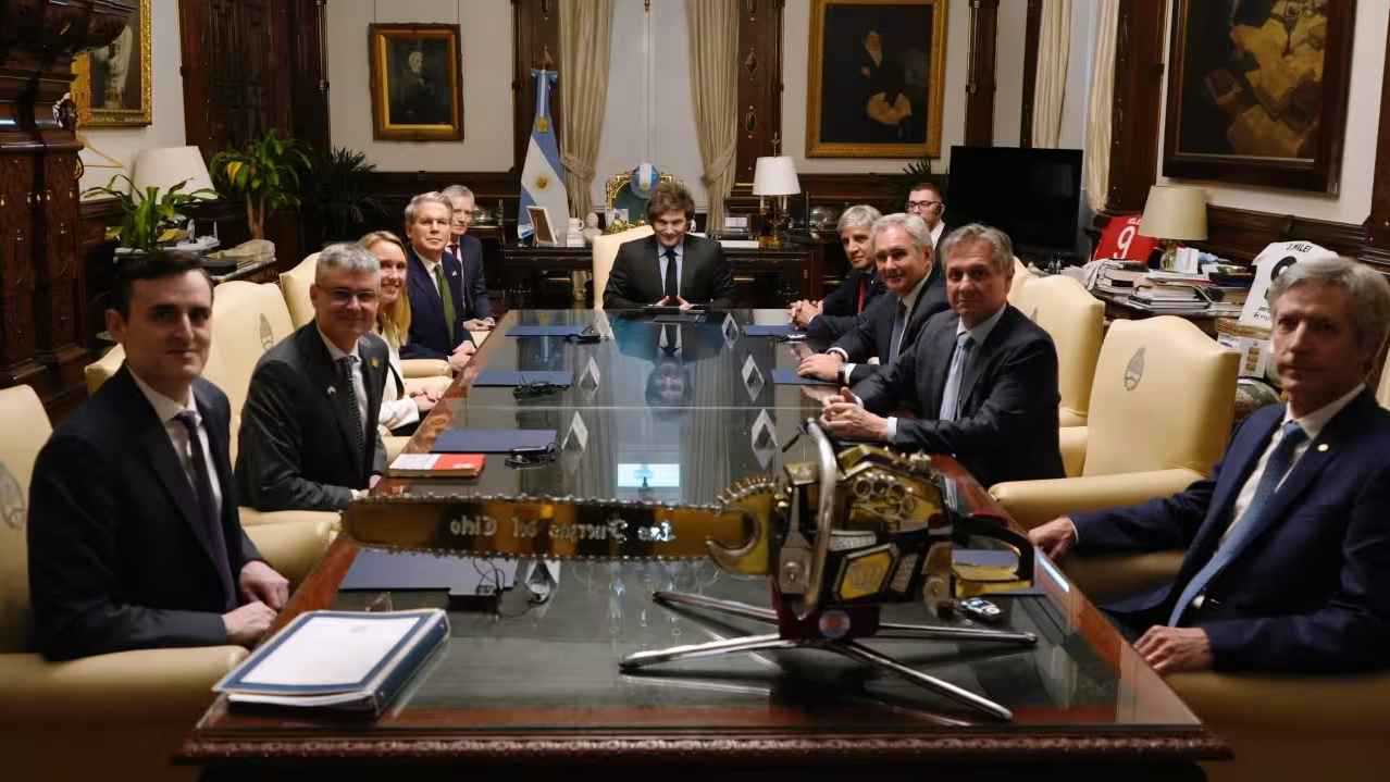 خافيير ميلِي وترامب.. "زواج مصلحة" على أنقاض الاقتصاد الأرجنتيني