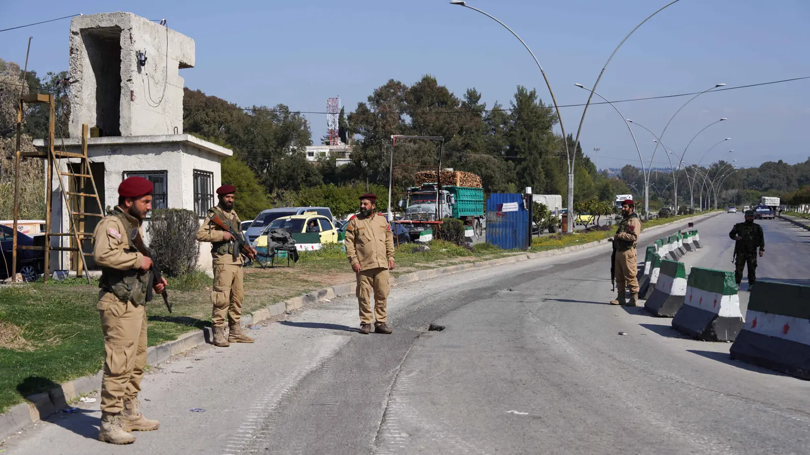 مقداد فتيحة يهدد بـ"المرحلة الثانية" من معركة الساحل السوري (فيديو)