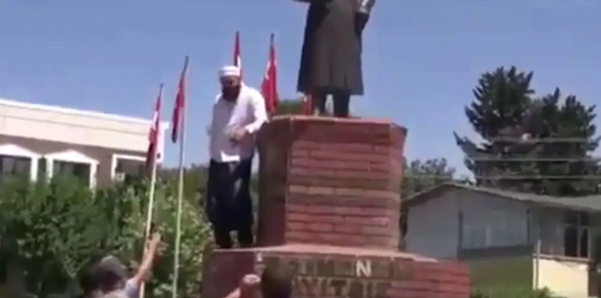 بالفيديو والصور.. الشرطة التركية تعتقل مواطنًا هاجم تمثالًا لأتاتورك