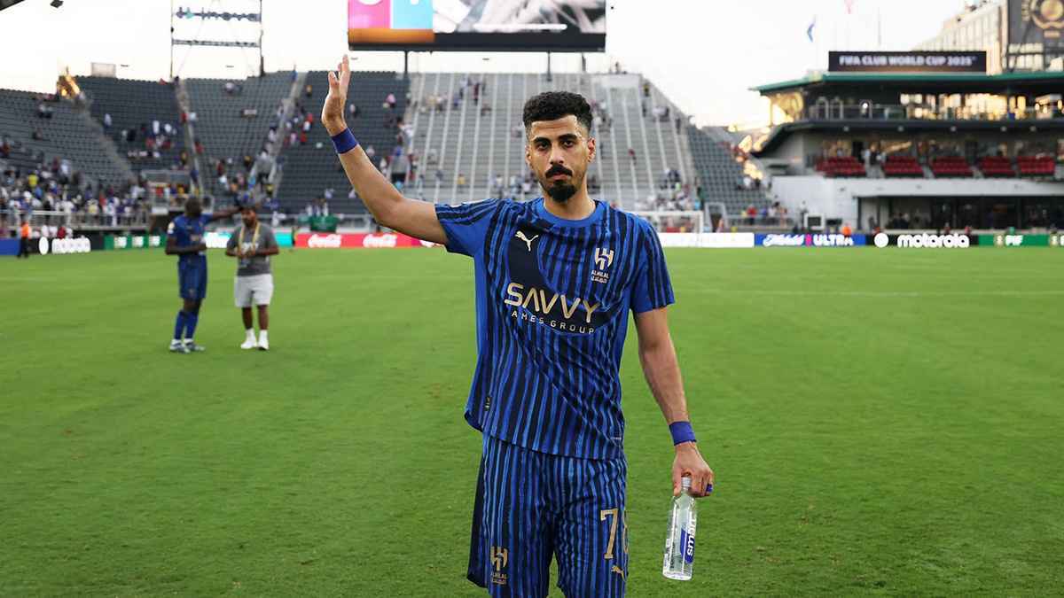 اللعب لنادي الهلال "دعوة والدين".. تصريحات مثيرة من علي لاجامي (فيديو)