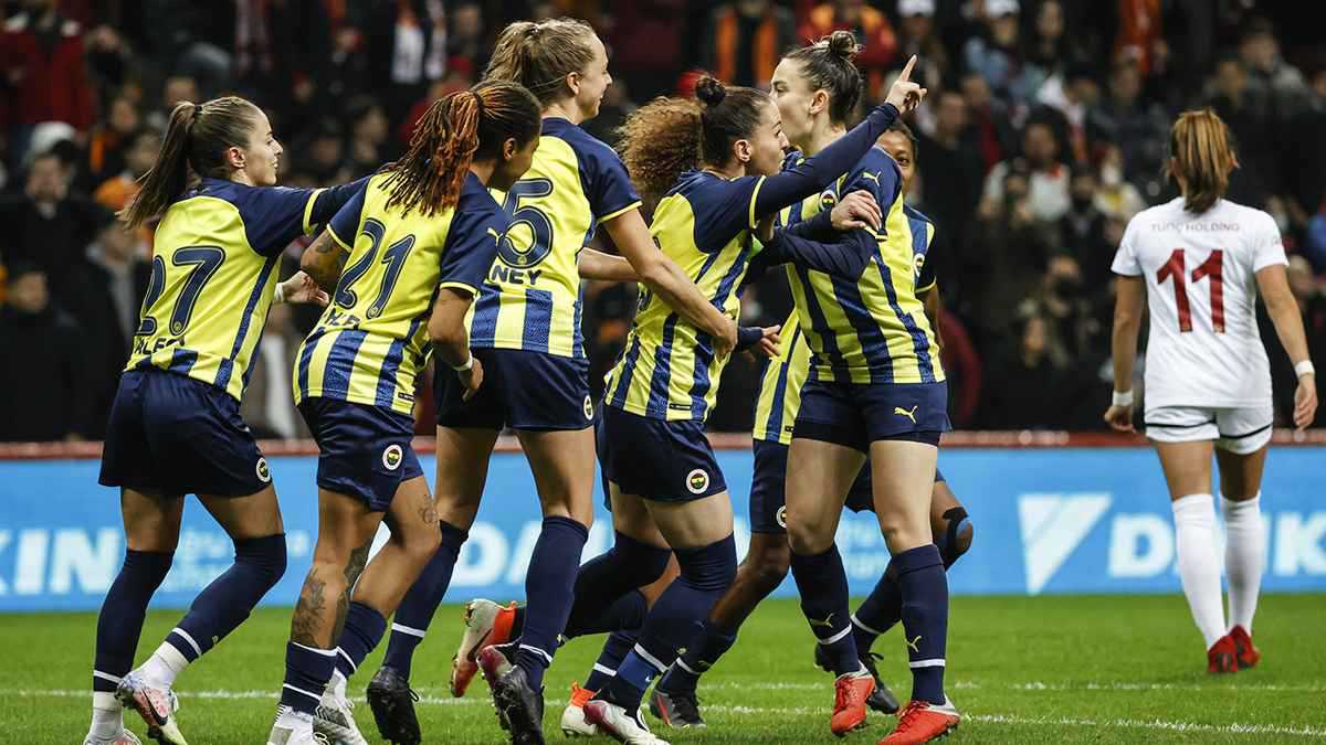 جزء من لوائح جديدة.. الفيفا يلزم البطولات النسائية بوجود مدربات 