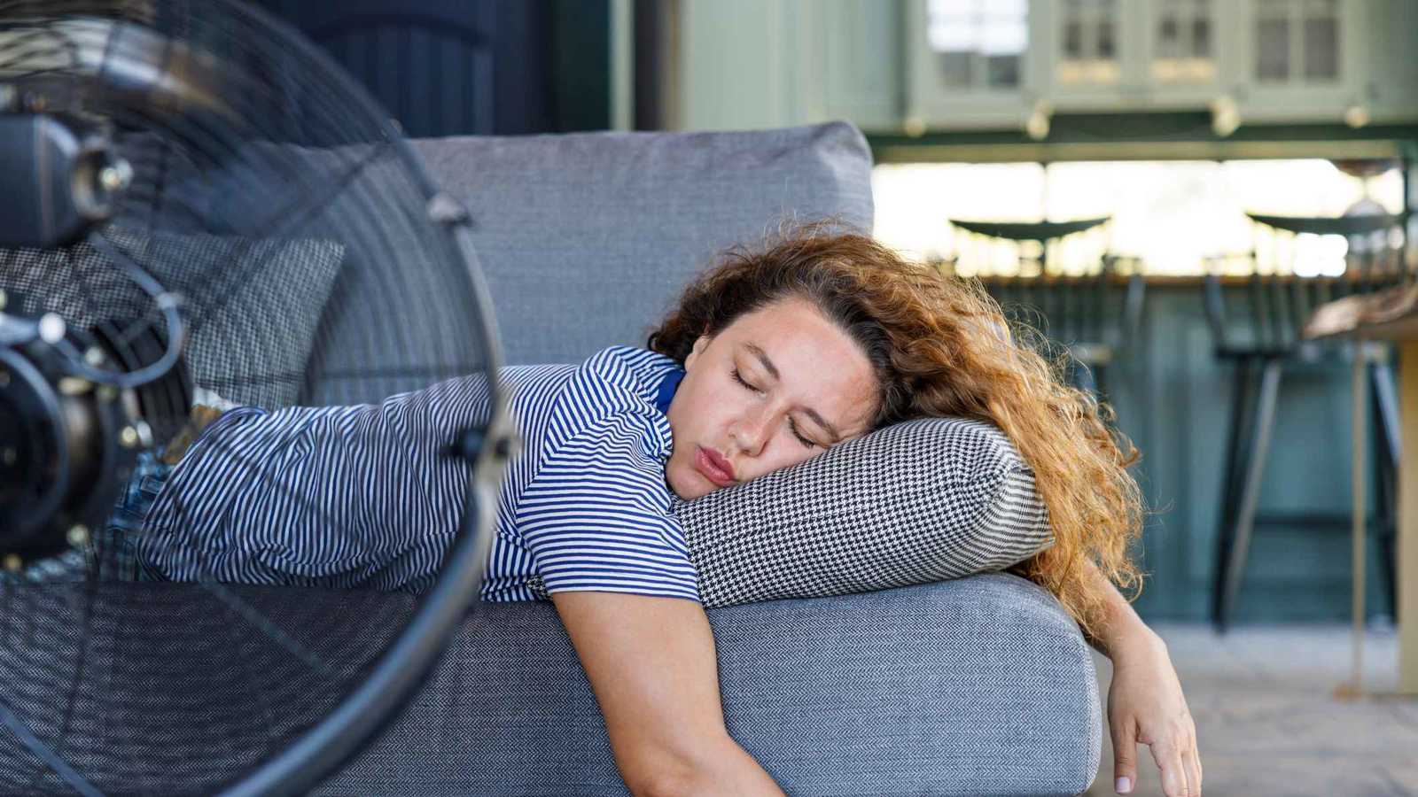 كيف تؤثر حرارة الصيف على جودة نومك؟