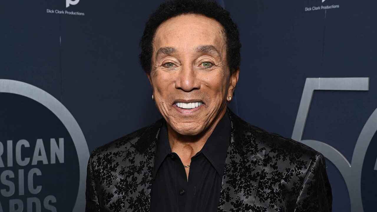 4 نساء يتهمن سموكي روبنسون بالاعتداء الجنسي