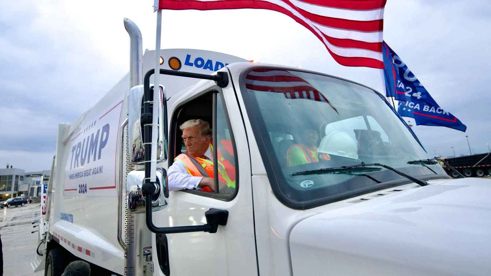 رداً على بايدن.. ترامب يقود "شاحنة قمامة" (فيديو)