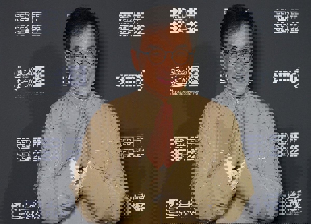 بعد ظهوره الأخير.. جاكي شان لمعجبيه: لا تقلقوا (صورة)